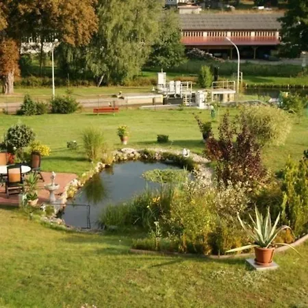 An Einer Schleuse Gelegene Mit Grundstueck Direkt Am Wasser Wesenberg